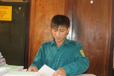 Nguyễn Văn Lượng tìm hiểu tài liệu về xây dựng lực lượng dân quân.