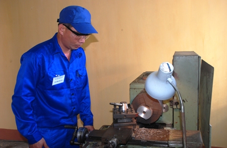  Thiếu úy Nguyễn Văn Hòa đang nghiên cứu chế tạo giá đỡ súng cối .