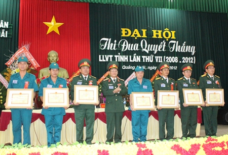 Thiếu tướng Nguyễn Quy Nhớn- Phó Tư lệnh Quân khu V trao bằng khen cho 4 tập thể và 4 cá nhân có thành tích xuất sắc