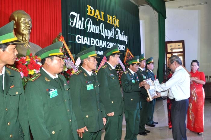 Đồng chí Nguyễn Minh-Phó Bí thư Tỉnh ủy trao bằng khen cho các tập thể.