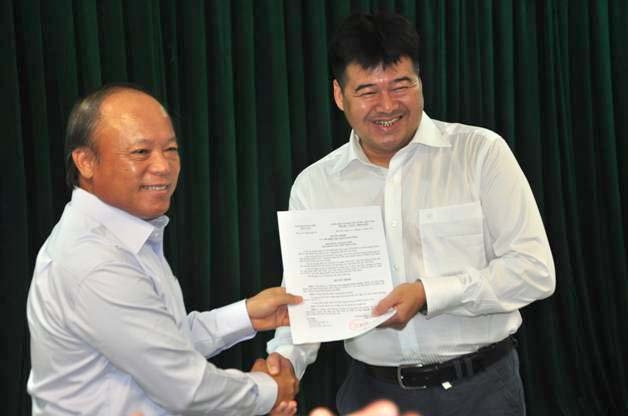 Đại diện Tập đoàn dầu khí Việt Nam (trái) trao quyết định bổ nhiệm cho ông Nguyễn Hoài Giang.