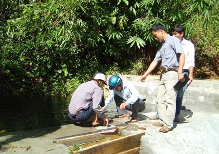 Giám sát chất lượng công trình nước sạch ở xã Trà Lâm (Trà Bồng).