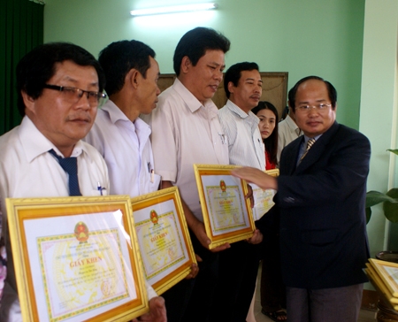 Bí thư Huyện ủy Trà Bồng Trần Đức Minh trao giấy khen cho tập thể, cá nhân có thành tích xuất sắc trong thực hiện NQTƯ 5, khóa VIII.                                  