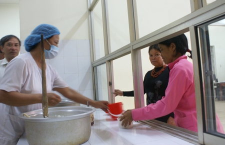 Phát cơm từ thiện cho bệnh nhân nghèo tại bếp ăn tình thương ở Bệnh viện đa khoa Quảng Ngãi.