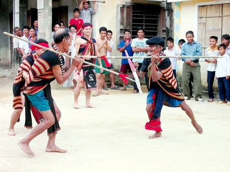 Phần thi múa giáo của các già làng trong Tết Ngã rạ.