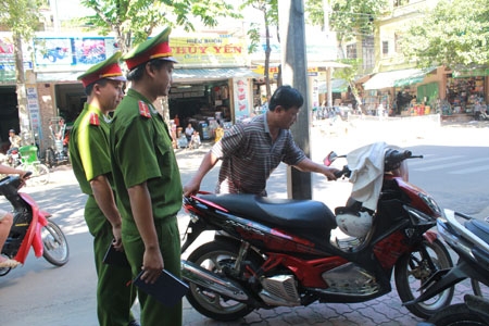 Hình ảnh người cảnh sát khu vực đi bộ xuống dân trở nên quen thuộc với nhân dân phường Trần Hưng Đạo.