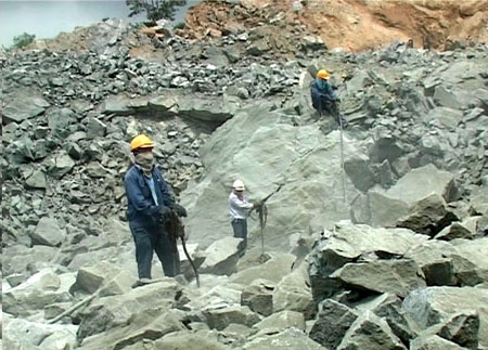  Việc thiếu kiểm soát trong việc nổ mìn phá đá gây ra nhiều tác động tiêu cực đối với người dân xung quanh (ảnh minh hoạ)   
