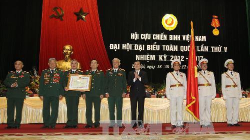 Chủ tịch nước Trương Tấn Sang trao tặng Huân chương Hồ Chí Minh cho Hội Cựu chiến binh Việt Nam và Huân chương Độc lập, Huân chương Lao động cho các đồng chí lãnh đạo của Hội Cựu chiến binh Việt Nam (Ảnh:TTXVN)