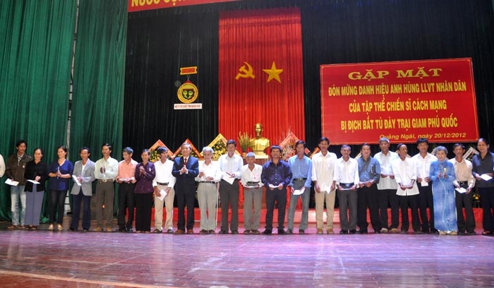 Phó Chủ tịch UBND tỉnh Lê Quang Thích tặng quà cho các gia đình thân nhân liệt sĩ hy sinh tại Nhà tù