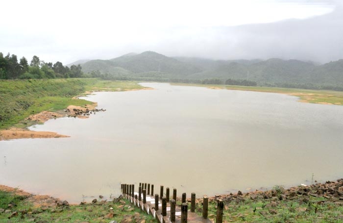 Do lượng mưa năm nay ít nên các hồ chứa nước trong tình trạng cạn kiệt.