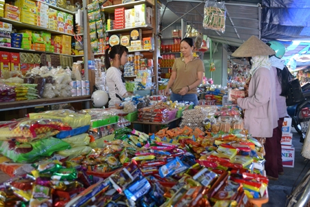 Bánh kẹo được bày bán tại chợ tạm Quảng Ngãi chủ yếu là hàng nội.