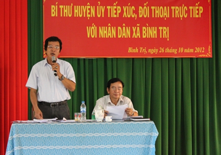 Đồng chí Đoàn Dụng - Tỉnh ủy viên, Bí thư Huyện ủy Bình Sơn tiếp xúc đối thoại với dân.