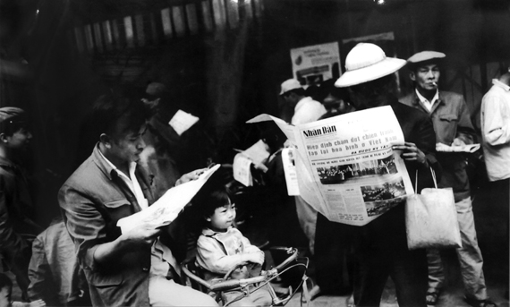   Nhân dân Thủ đô vui mừng đón đọc tin về ký kết Hiệp định Paris. (Ảnh tư liệu)