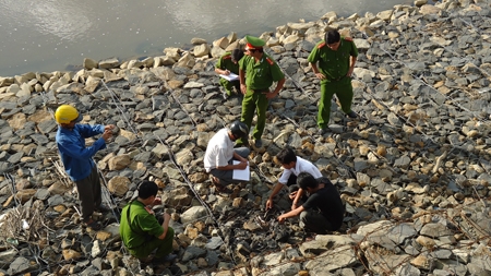 Cán bộ Đội Kỹ thuật hình sự, Công an huyện Sơn Tịnh khám nghiệm hiện trường vụ cắt trộm cáp viễn thông xảy ra ở xã Tịnh Minh.