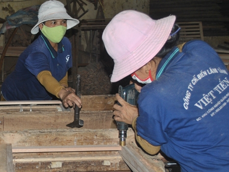 Công nhân Công ty chế biến lâm sản Việt Tiến trong giờ làm việc.