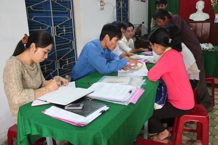Tổ công tác của Phòng Tài nguyên - Môi trường (TPQN) hướng dẫn nhân dân phường Trần Phú làm thủ tục cấp giấy chứng nhận quyền sử dụng đất.