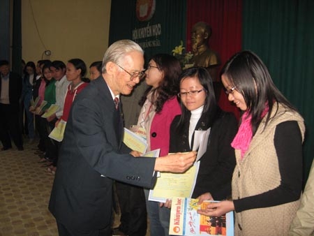 Chủ tịch Hội Khuyến học Từ Tân Vũ trao học bổng khuyến tài Phạm Văn Đồng cho sinh viên có học lực xuất sắc.