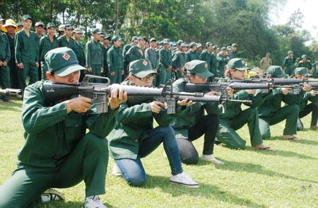 Lực lượng dân quân tự vệ TP Quảng Ngãi trên thao trường.