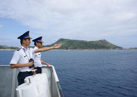 Các chiến sĩ tàu cảnh sát biển 9002 làm nhiệm vụ bảo vệ vùng biển tại huyện đảo Lý Sơn.