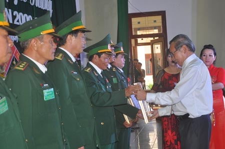 Phó Bí thư Tỉnh ủy Nguyễn Minh trao Bằng khen cho các tập thể có thành tích xuất sắc tại Đại hội thi đua Quyết thắng giai đoạn 2009- 2012.