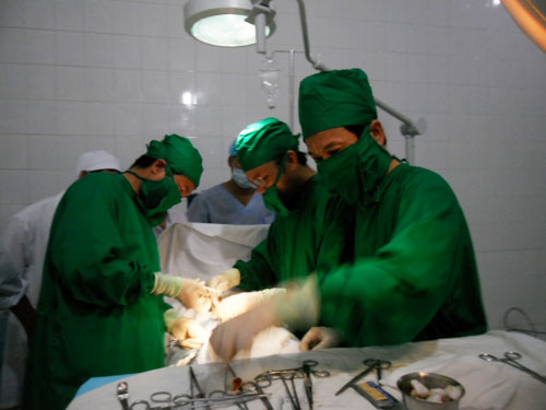  Thực hiện phẫu thuật cứu sống bệnh nhân Võ Thị Hoa