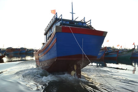 Chiếc tàu cá của ngư dân Võ Văn Tâm (Lý Sơn) được hạ thủy từ sự hỗ trợ của Quỹ tấm lòng vàng Lao động.