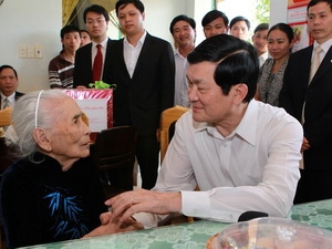 Chủ tịch nước Trương Tấn Sang thăm và tặng quà cho bà Võ Thị Nguyên, là lão thành cách mạng 61 năm tuổi Đảng ở xã Đại Đồng, huyện Đại Lộc, tỉnh Quảng Nam. (Ảnh: TTXVN, năm 2012)