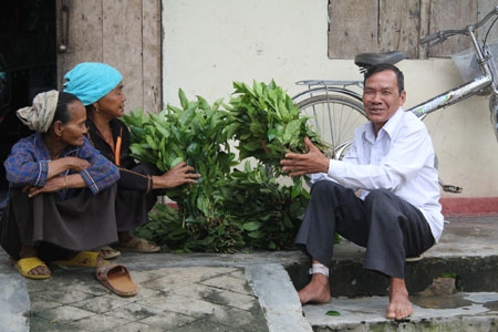 Ông Đinh Vót thường xuyên đến nhà từng hộ gia đình trong thôn để trò chuyện.