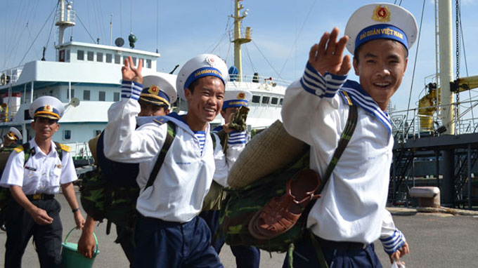 Chiến sĩ trẻ hải quân tự tin lên đường đến Trường Sa - Ảnh: Duy Thanh