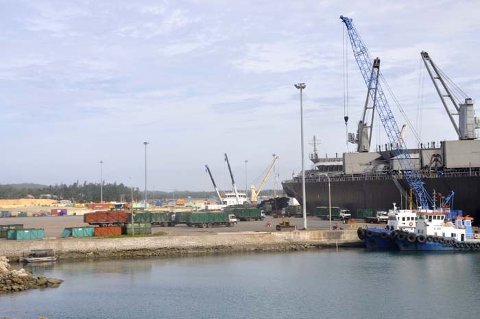 Xuất khẩu găm gỗ tại Cảng Dung Quất.