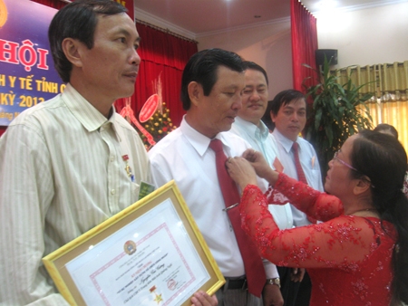 Chủ tịch LĐLĐ tỉnh Ngô Thị Kim Ngọc trao kỷ niệm chương 