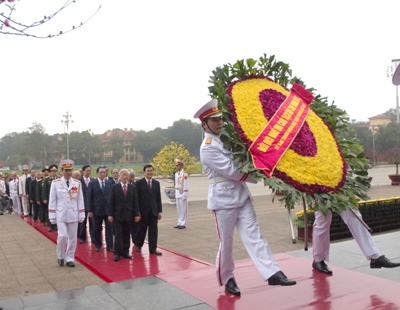 Lãnh đạo Đảng, Nhà nước và Mặt trận Tổ quốc Việt Nam vào Lăng viếng Chủ tịch Hồ Chí Minh. Ảnh: VGP/Nhật Bắc.