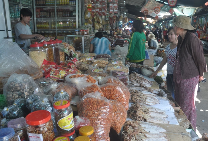 Hàng thực phẩm khô cũng thu hút khách mua sắm Tết.