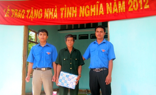 Huyện đoàn Ba Tơ trao nhà tình nghĩa cho gia đình ông Phạm Văn Nông.