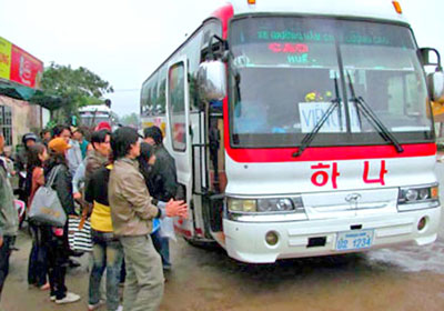 Nhiều lao động xã Lộc Bổn, huyện Phú Lộc, tỉnh Thừa Thiên - Huế bắt xe sang Lào tìm việc làm.