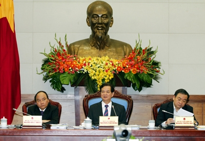 Thủ tướng Nguyễn Tấn Dũng, các Phó Thủ tướng: Nguyễn Xuân Phúc, Hoàng Trung Hải tại phiên họp Chính phủ thường kỳ tháng 2/2013. Ảnh: VGP/Nhật Bắc