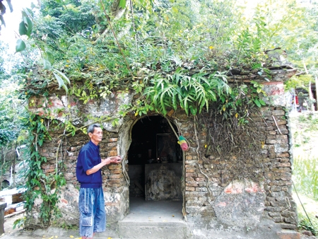 Ông Đặng Dân bên Dinh Bà dấu tích còn sót lại của ngôi chùa cổ năm xưa.