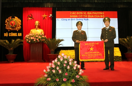 Đại tướng Trần Đại Quang - Bộ trưởng Bộ Công an trao Cờ thi đua xuất sắc năm 2012 cho Công an tỉnh Quảng Ngãi.