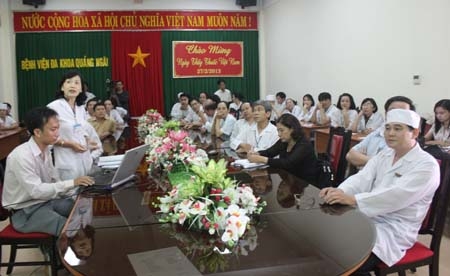 Các y, bác sĩ Bệnh viện Đa khoa Quảng Ngãi tham gia buổi hội chẩn trực tuyến