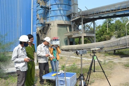     Lấy mẫu kiểm tra bụi, tiếng ồn, độ rung trong khuôn viên Nhà máy xi măng Đại Việt    