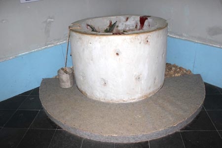 Hình ảnh giếng nước, nơi lính Mỹ giết hại cụ ông Trương Thơ.