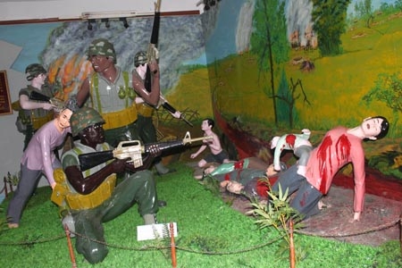 Một trong những hình ảnh tái hiện cảnh lính Mỹ giết hại dã man đồng bào ở Sơn Mỹ.