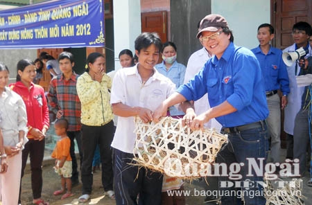 ĐVTN Báo Quảng Ngãi trao tặng heo giống cho đồng bào dân tộc thiểu số huyện Sơn Tây