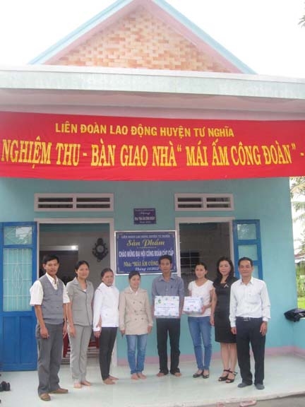 LĐLĐ huyện Tư Nghĩa trao nhà Mái ấm công đoàn cho chị Châu Thị Thúy Liễu- ĐVCĐ thị trấn La Hà (Tư Nghĩa).