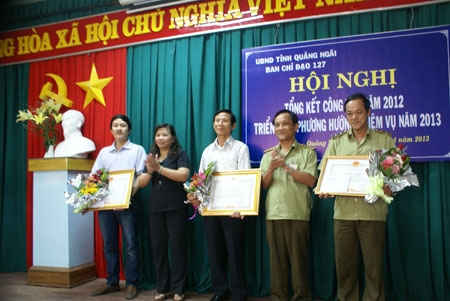 Phó Chủ tịch UBND tỉnh, Trưởng ban chỉ đạo 127 tỉnh Đinh Thị Loan trao bằng khen cho cá nhân đạt thành tích cao năm 2012.        
