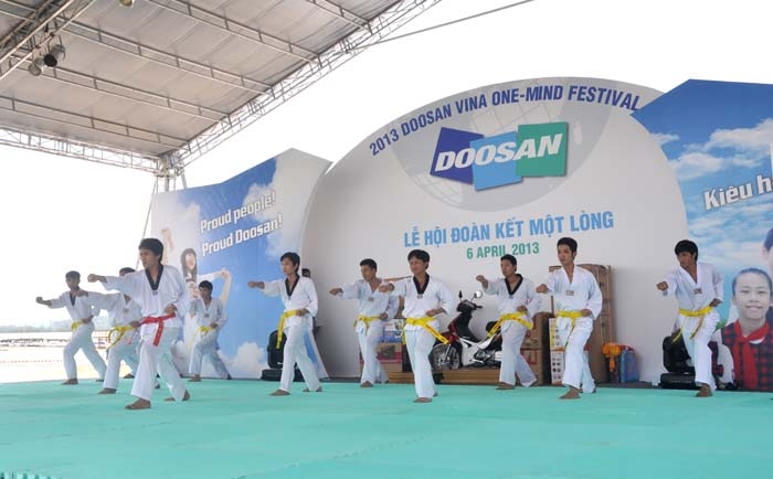 Tiết mục biểu diễn võ thuật của các Công nhân Doosan Vina