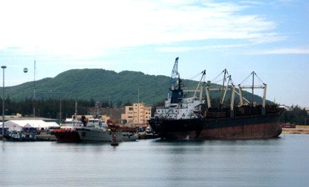 KKT Dung Quất gắn với cảng biển nước sâu là lợi thế thu hút đầu tư vào Quảng Ngãi.                                              Ảnh: NG.TRIỀU