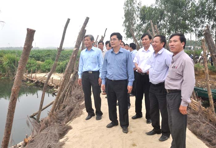 Bộ trường Cao Đức Phát kiểm tra đập ngăn sông Trà Bồng, tại xã Bình Dương, huyện Bình Sơn. Đay là công trìnhdo nhân dân tự làm