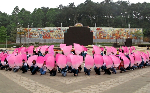  Học sinh Trường THPT Phong Châu (Lâm Thao) tập luyện chuẩn bị cho Lễ hội Đền Hùng năm 2013. Ảnh: Phương Thanh