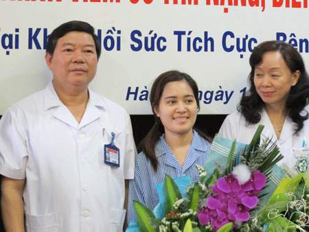  Dương Thị Mai Mai (giữa) đã khỏi căn bệnh viêm cơ tim cấp nguy hiểm và được ra viện.